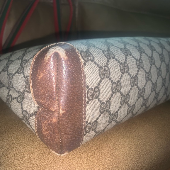 Reposhing the Gucci tote, added is the boat Gucci bag, some life left in both. - Picture 9 of 13